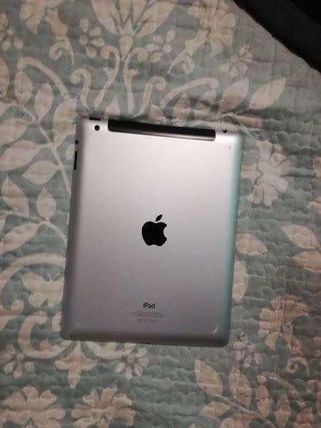 Apple IPad 4, 32 GB WiFi and 3G + charger