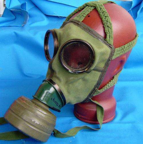 Original German Army Bundeswehr Gas Mask  (1B10)