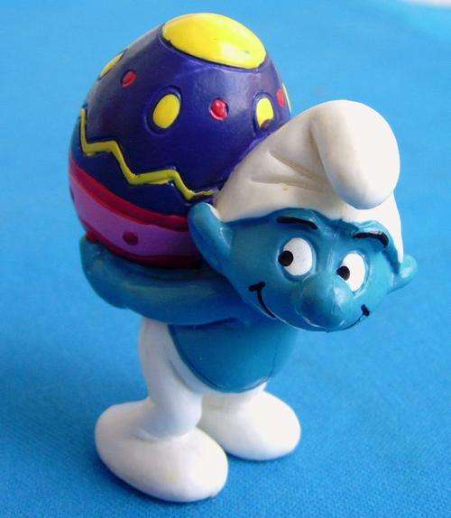 Smurf caarying Easter Egg Schleich Peyo (1/33)