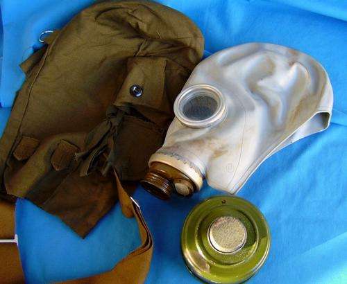 Original East German Army NVA Gas Mask and Gas Mask Bag (28/20)