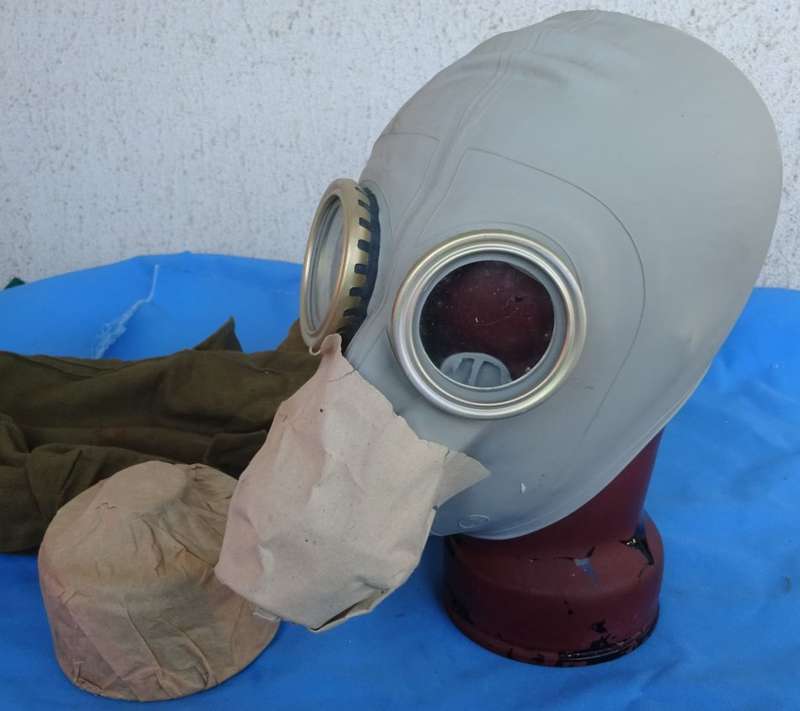 Original east german army NVA Gas Mask with Filter and Bag (14c/28)