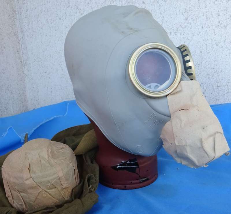 Original east german army NVA Gas Mask with Filter and Bag (14c/28)
