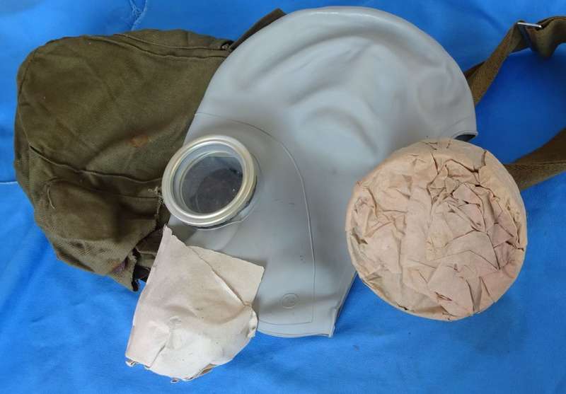 Original east german army NVA Gas Mask with Filter and Bag (14c/28)