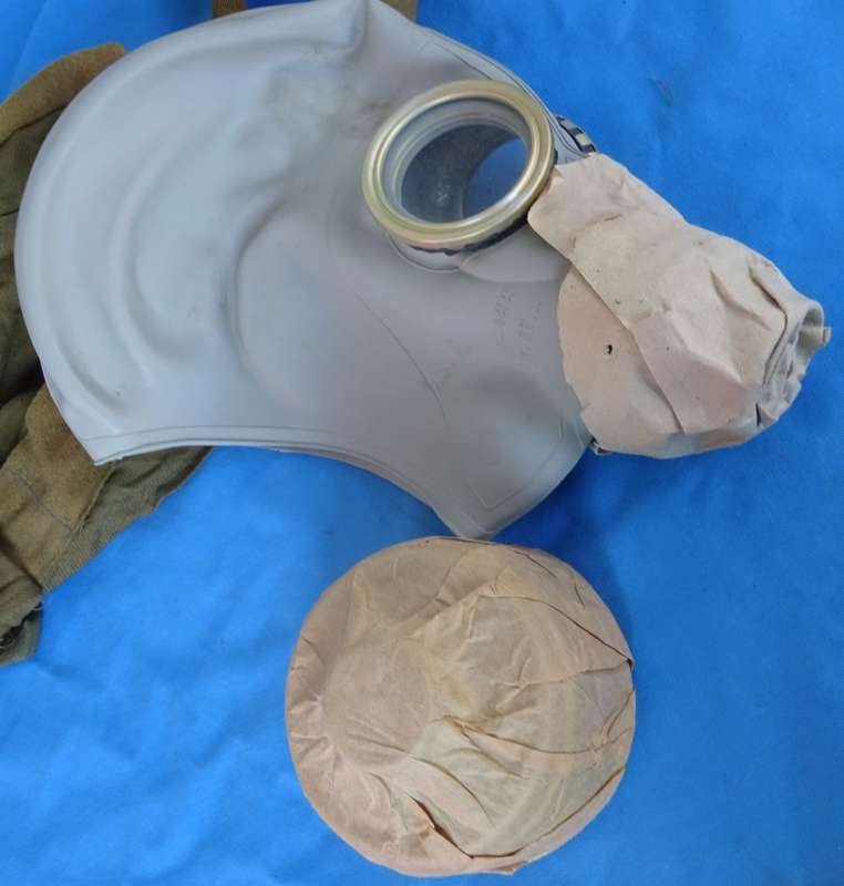 Original east german army NVA Gas Mask with Filter and Bag (14c/28)