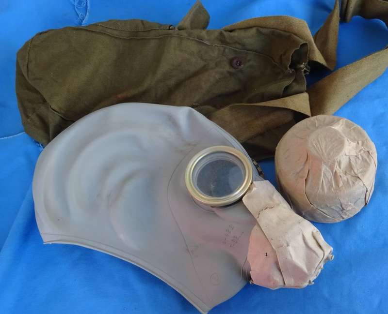 Original east german army NVA Gas Mask with Filter and Bag (14c/28)