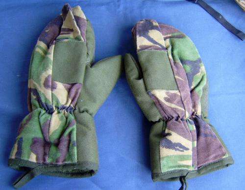 Genuine UK camo Glove with Trigger Finger  size M (0B68)