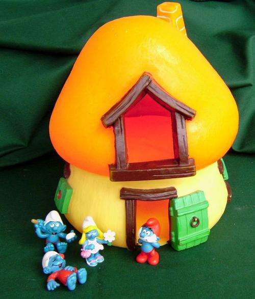 The first Smurf House in the collectio and 4 Smurfs  Bully west Germany (0D23)