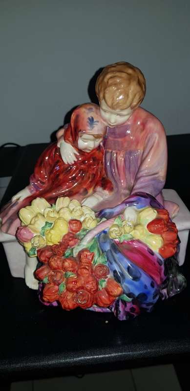 ROYAL DOULTON FLOWER SELLERS CHILDREN HN1342