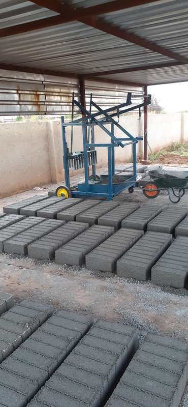 Maxi brick manual machine