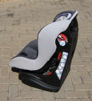 **** 2ND HAND CHICCO CAR SEAT FOR A STEAL **************