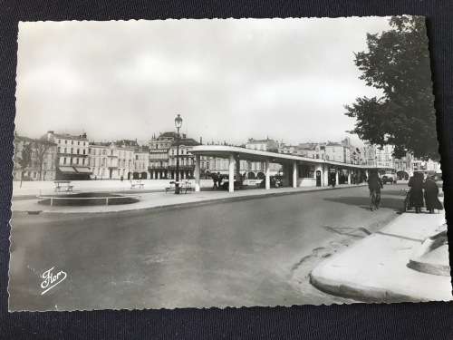 LA ROCHELLE LA PLACE DE ARMES. VINTAGE POSTCARD UNUSED