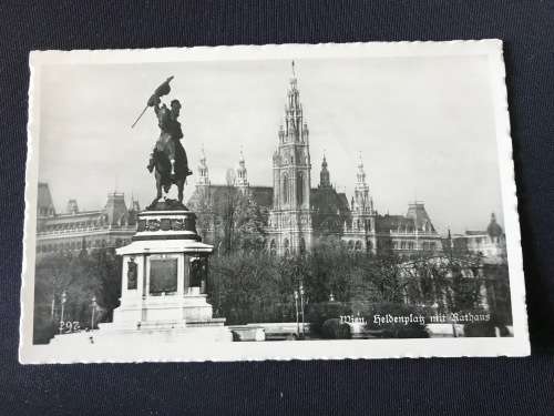 WIEN HELDENPLATZ MIT RATHAUS. VINTAGE POSTCARD UNUSED
