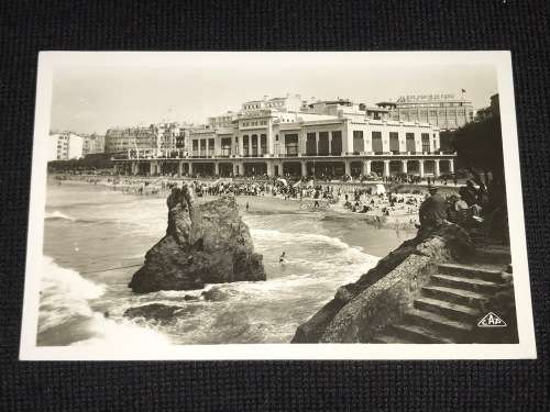 FRANCE, BIARRITZ LA PLAGE DEVANT LE CASINO. VINTAGE UNUSED