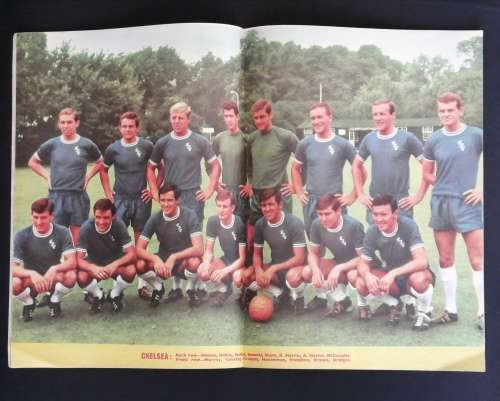 CHARLES BUCHAN`S FOOTBALL MONTHLY OCTOBER  1964 WITH CHELSEA CENTRE PAGE