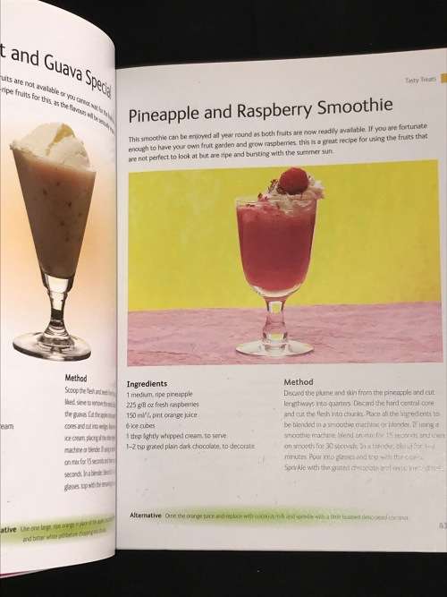 SMOOTHIES & JUICES THE ESSENTIAL RECIPE BOOK