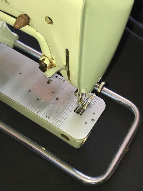 SINGER 320K SEWING MACHINE