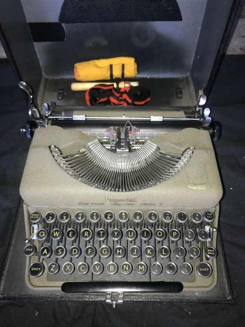 1930'S IMPERIAL GOOD COMPANION MODEL T TYPEWRITER IN CASE WITH ACCESSORIES