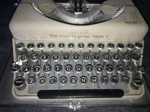 1930'S IMPERIAL GOOD COMPANION MODEL T TYPEWRITER IN CASE WITH ACCESSORIES