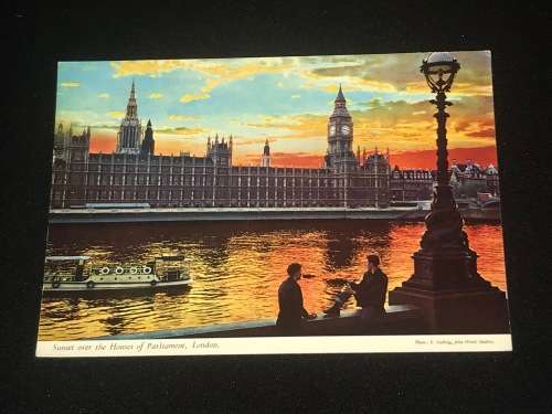 VINTAGE POSTCARD OF SUNSET OVER THE HOUSES OF PARLIAMENT LONDON UK