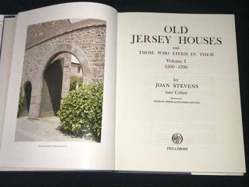 OLD JERSEY HOUSES AND WHO LIVED IN THEM VOLUME 1  1500 - 1700 BY JOAN STEVENS