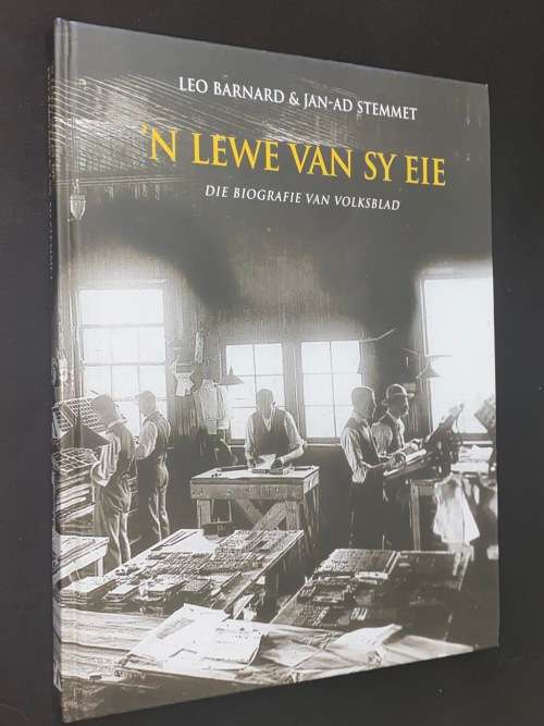 N` LEWE VAN SY EIE DIE BIOGRAFIE VAN VOLKSBLAD DEUR LEO BARNARD & JAN-AD STEMMET
