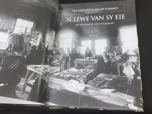 N` LEWE VAN SY EIE DIE BIOGRAFIE VAN VOLKSBLAD DEUR LEO BARNARD & JAN-AD STEMMET