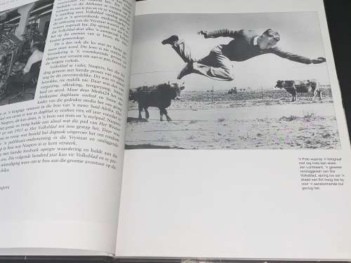 N` LEWE VAN SY EIE DIE BIOGRAFIE VAN VOLKSBLAD DEUR LEO BARNARD & JAN-AD STEMMET