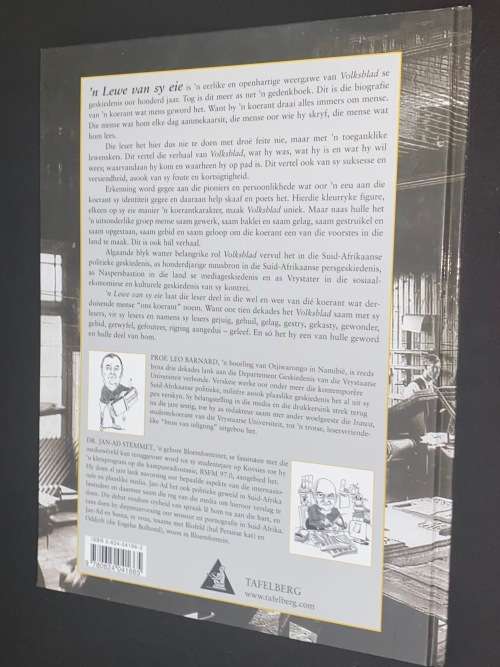 N` LEWE VAN SY EIE DIE BIOGRAFIE VAN VOLKSBLAD DEUR LEO BARNARD & JAN-AD STEMMET