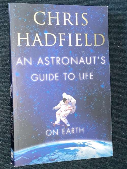 AN ASTRONAUT`S GUIDE TO LIFE ON EARTH BY CHRIS HADFIELD