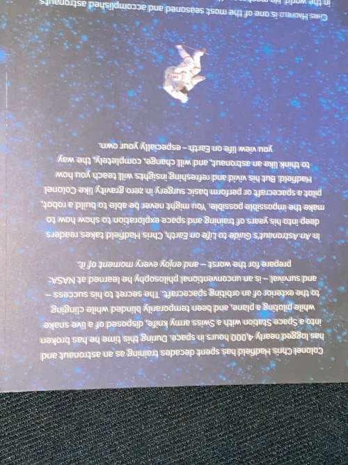 AN ASTRONAUT`S GUIDE TO LIFE ON EARTH BY CHRIS HADFIELD