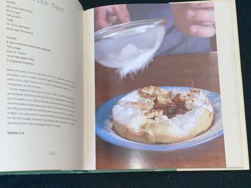 THE FARM KITCHEN BY COLETTE COMINS