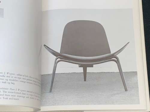 40 HANDVAERKET VISER VEJEN DANSKE MOBLER GENNEM 40 AR - 40 YEARS OF DANISH FURNITURE DESIGN