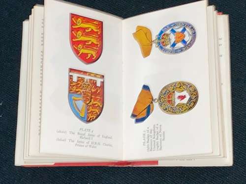 THE OBSERVER`S BOOK OF HERALDRY BY CHARLES MACKINNON