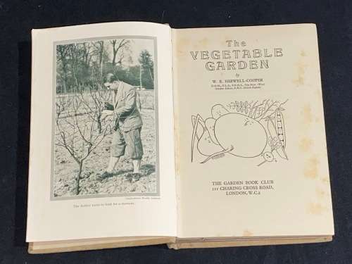 THE VEGETABLE GARDEN BY W.E. SHEWELL-COOPER VINTAGE EDITION