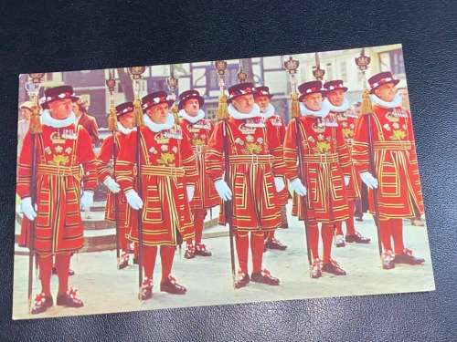 YEOMAN WARDERS AT THE TOWER OF LONDON POSTCARD