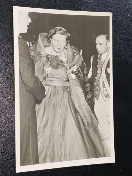 H.M. QUEEN JULIANA OF NETHERLANDS IN PARIS POSTCARD