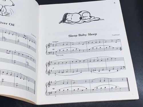 SNOOPY`S  EASY PIANO ALBUM SHEET MUSIC