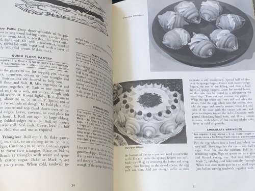 WOMAN`S OWN BOOK OF CAKE DECORATING AND CAKE MAKING