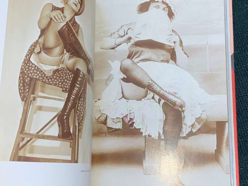THE LITTLE BOOK OF LEGS BY DIAN HANSON - TASCHEN