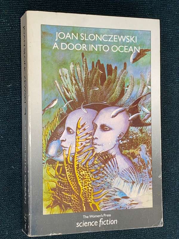 A DOOR INTO THE OCEAN BY JOAN SLONCZEWSKI - THE WOMEN`S PRESS SCIENCE FICTION