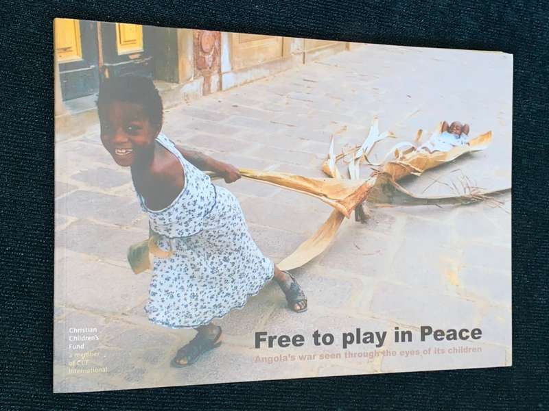 FREE TO PLAY IN PEACE ANGOLA`S WAR SEEN THROUGH THE EYES OF IT`S CHILDREN
