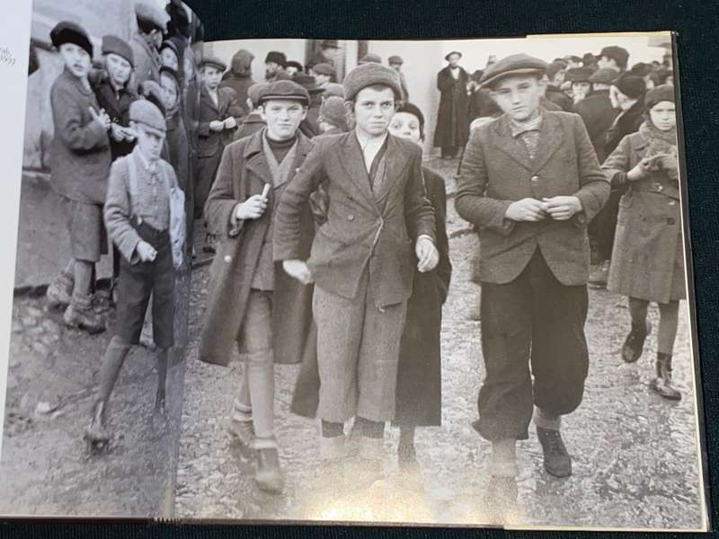 A VANISHED WORLD BY ROMAN VISHNIAC