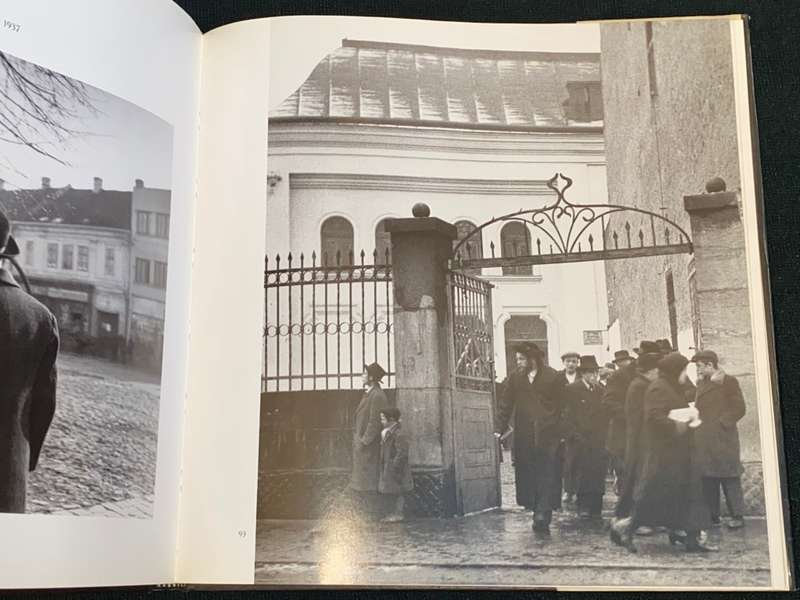 A VANISHED WORLD BY ROMAN VISHNIAC