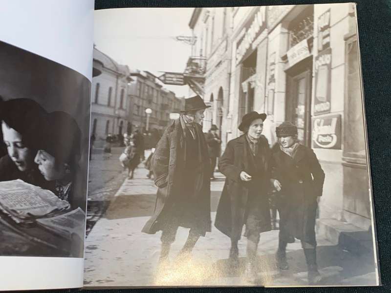 A VANISHED WORLD BY ROMAN VISHNIAC