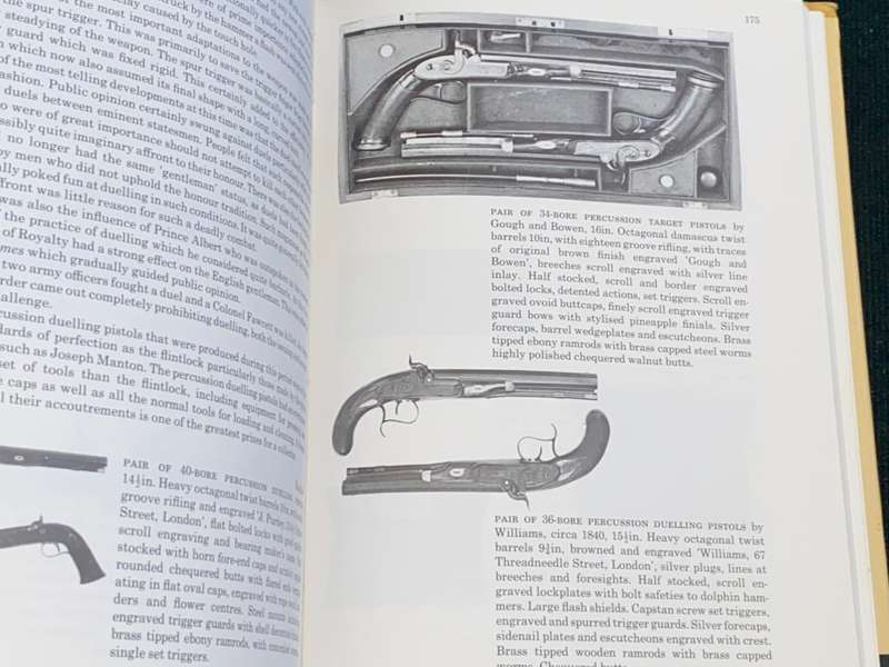 THE COLLECTOR`S ILLUSTRATED GUIDE TO FIREARMS BY MARTIN MILLER