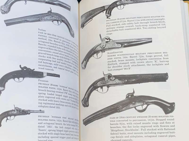 THE COLLECTOR`S ILLUSTRATED GUIDE TO FIREARMS BY MARTIN MILLER