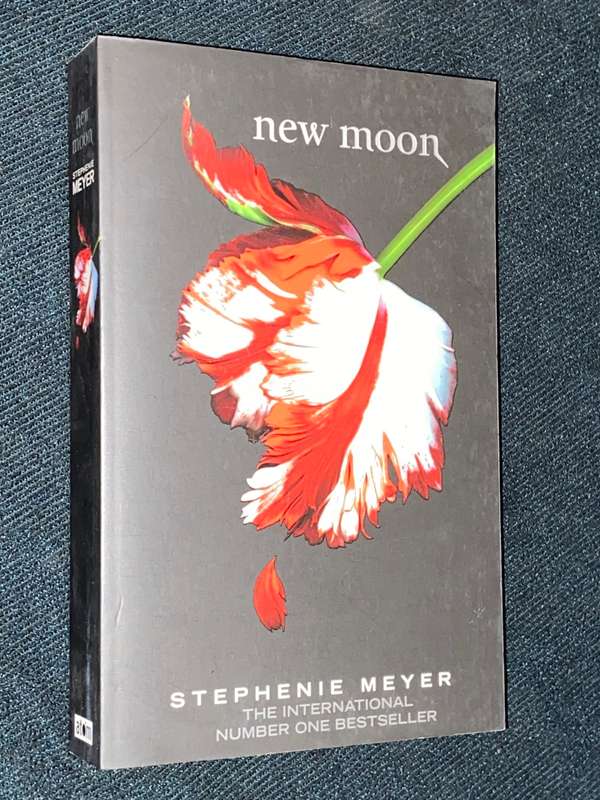 NEW MOON BY STEPHANIE MEYER