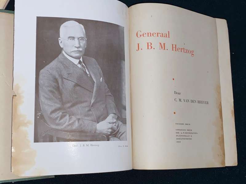 GENERAAL J.B.M. HERTZOG DEUR C.M. VAN DEN HEEVER 1944