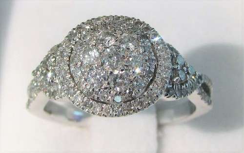 **HALO DESIGN [R48439]** HIGH QUALITY [1.00ct] DIAMOND RING [4.474g] WHITE GOLD - **SEE VIDEO**