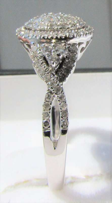 **HALO DESIGN [R48439]** HIGH QUALITY [1.00ct] DIAMOND RING [4.474g] WHITE GOLD - **SEE VIDEO**